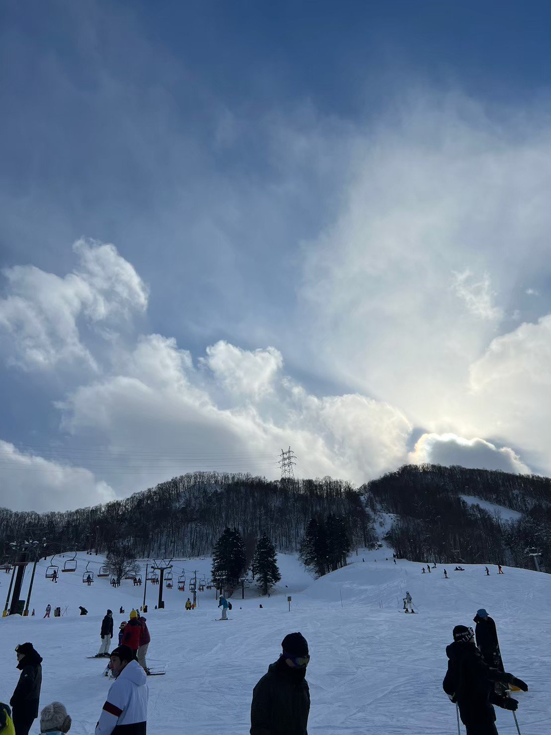 さっぽろばんけいスキー場のゲレンデと雪山