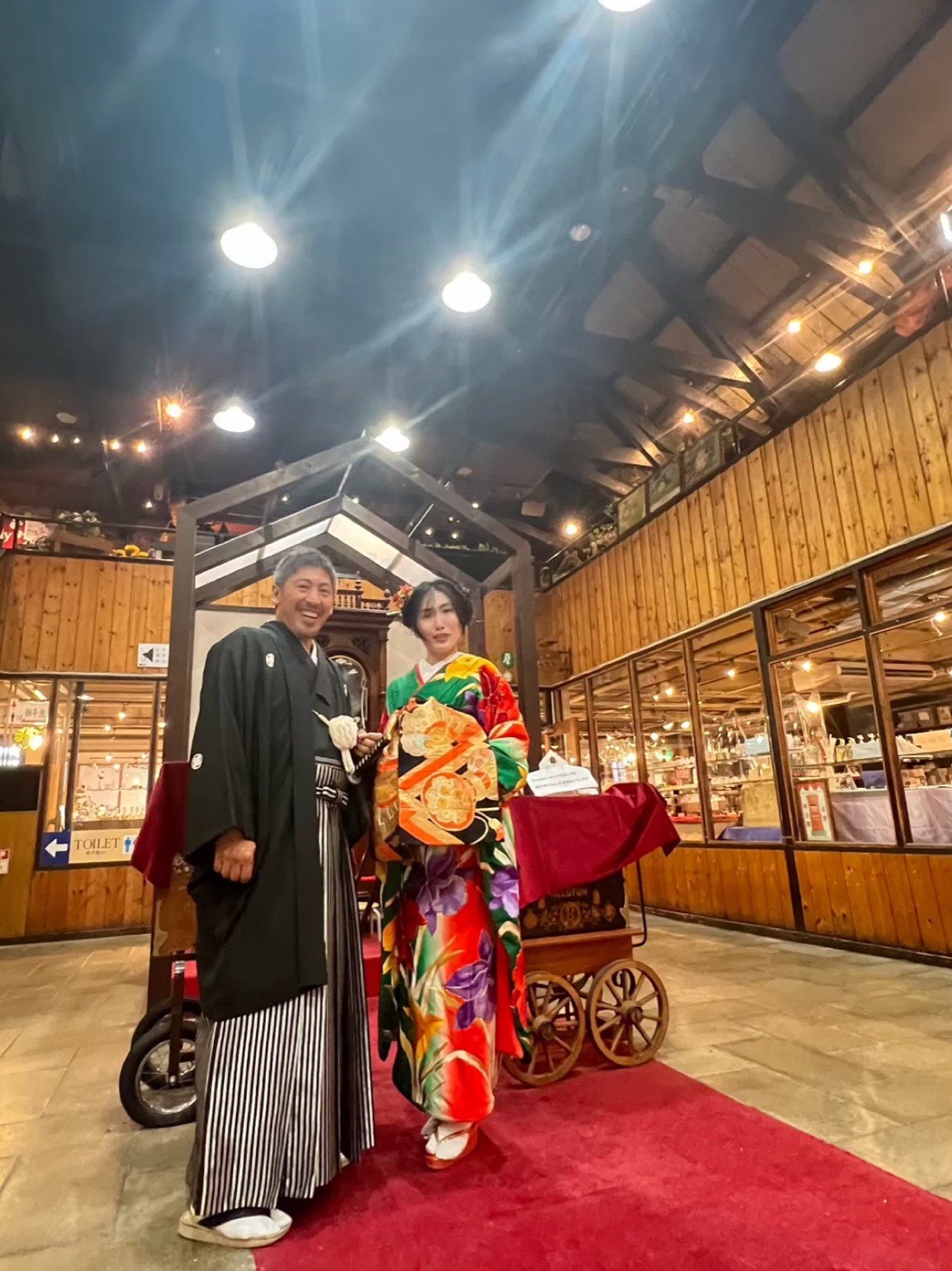 木造の高い天井とレトロ照明 はこだて明治館の館内