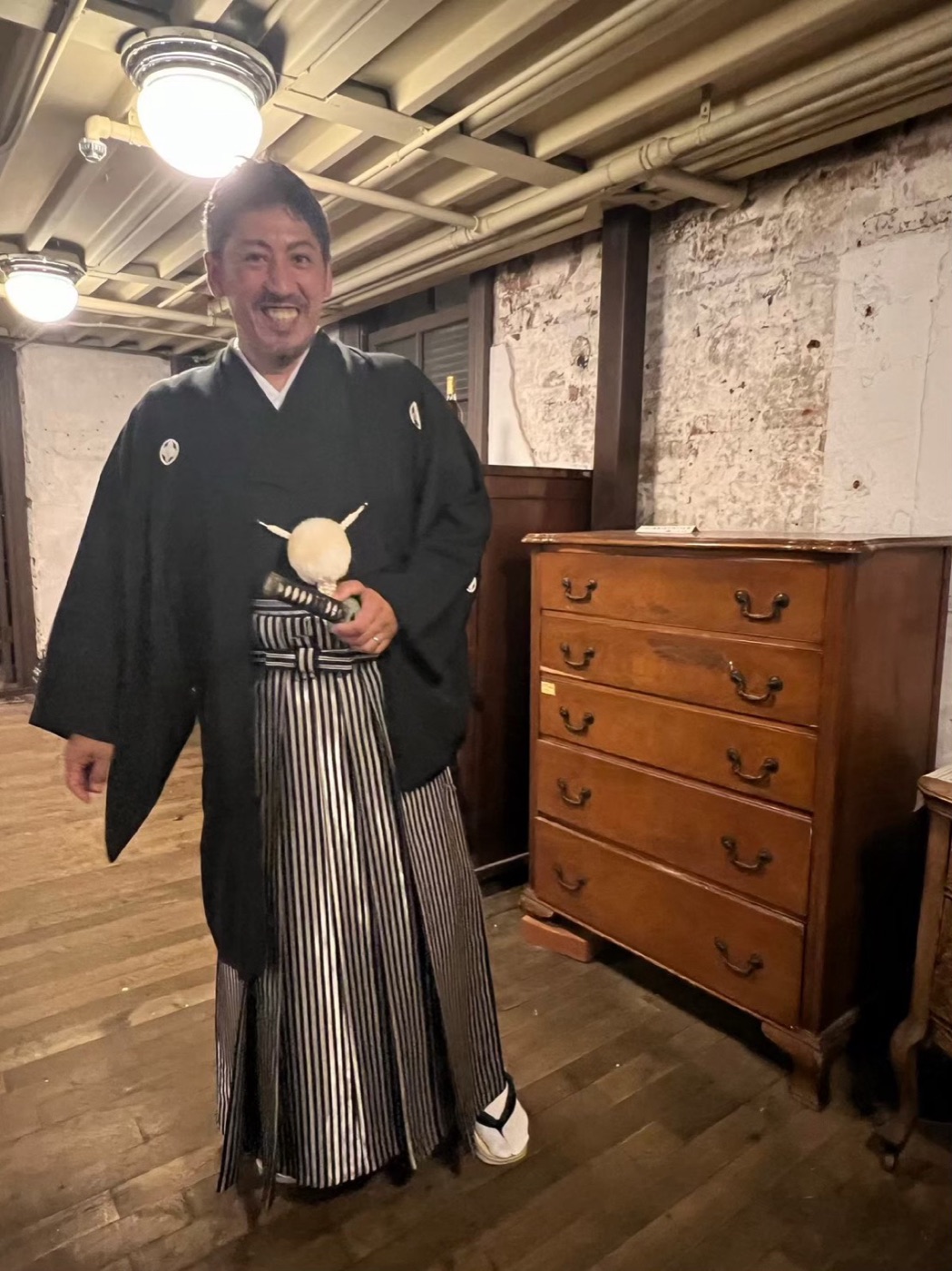 レンガ壁の部屋で紋付袴 はこだて明治館2階の貸衣裳館