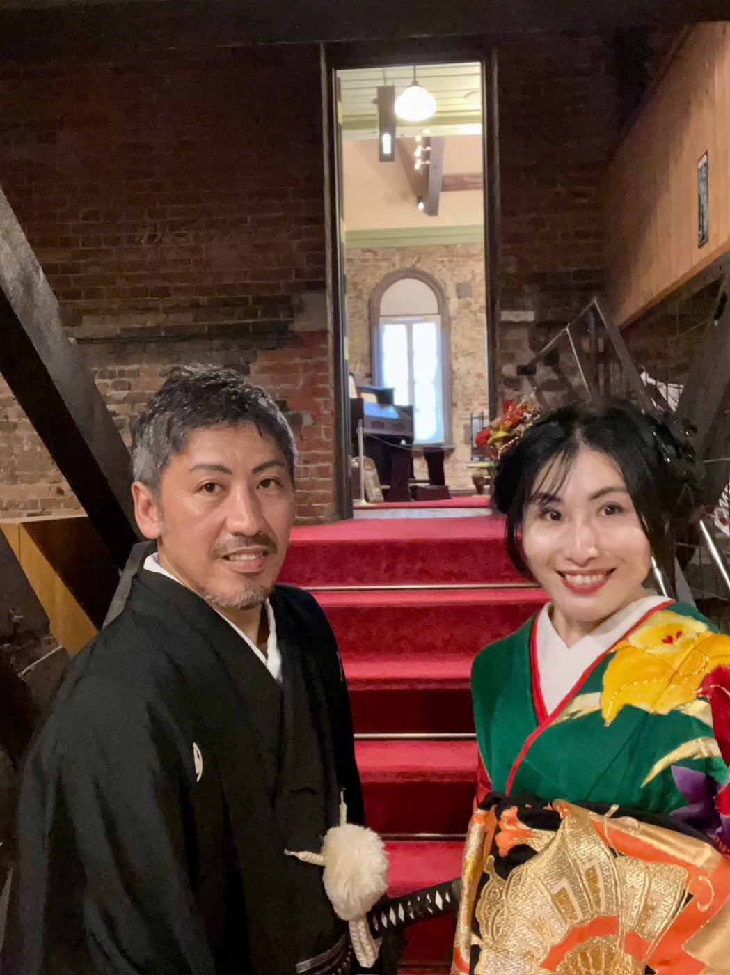 函館和洋モダン貸衣裳館の館内 赤絨毯の階段とアーチ窓