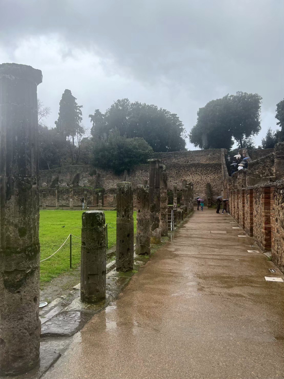 霧に包まれたポンペイの列柱と広場