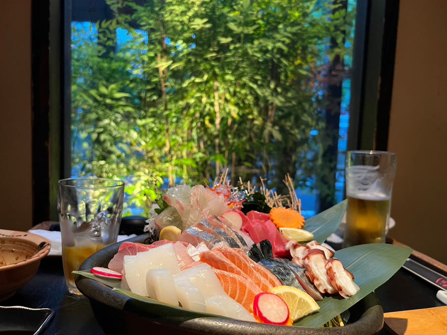 鱗の刺身の盛り合わせ