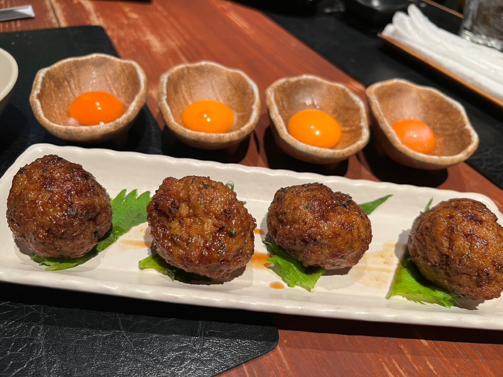 自家製つくね(250円)。卵黄をつけて食べる