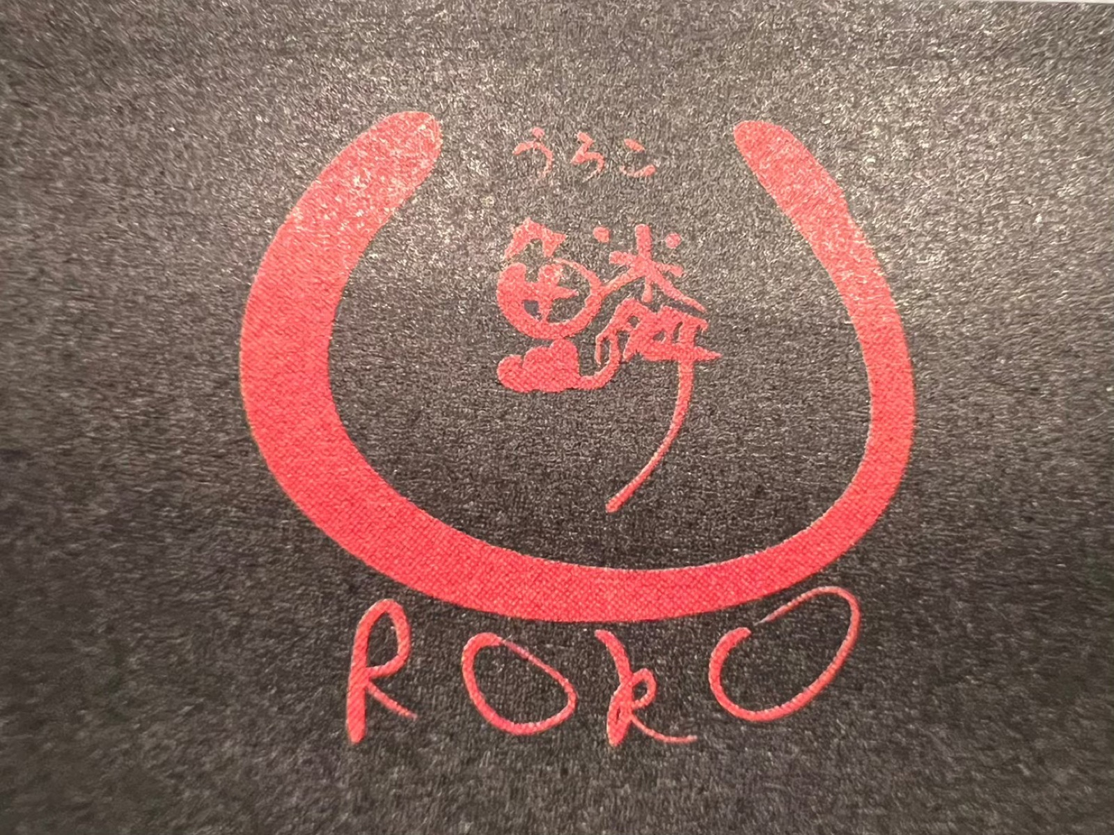 鱗(うろこ)のロゴ