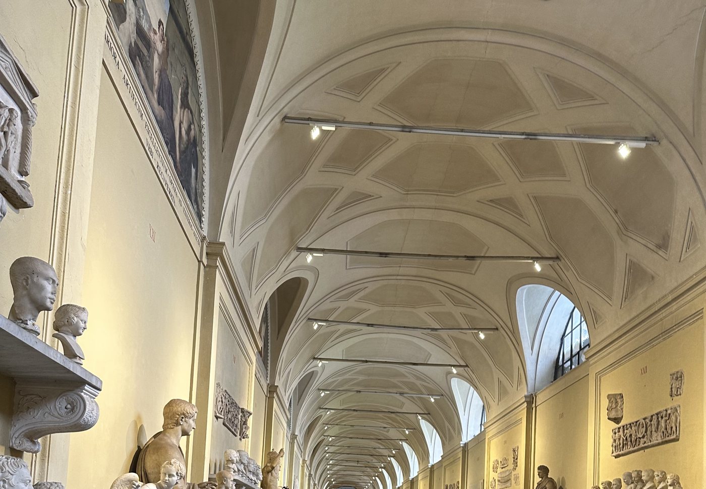 ヴァチカン美術館 キアラモンティ美術館の回廊 胸像が並ぶ