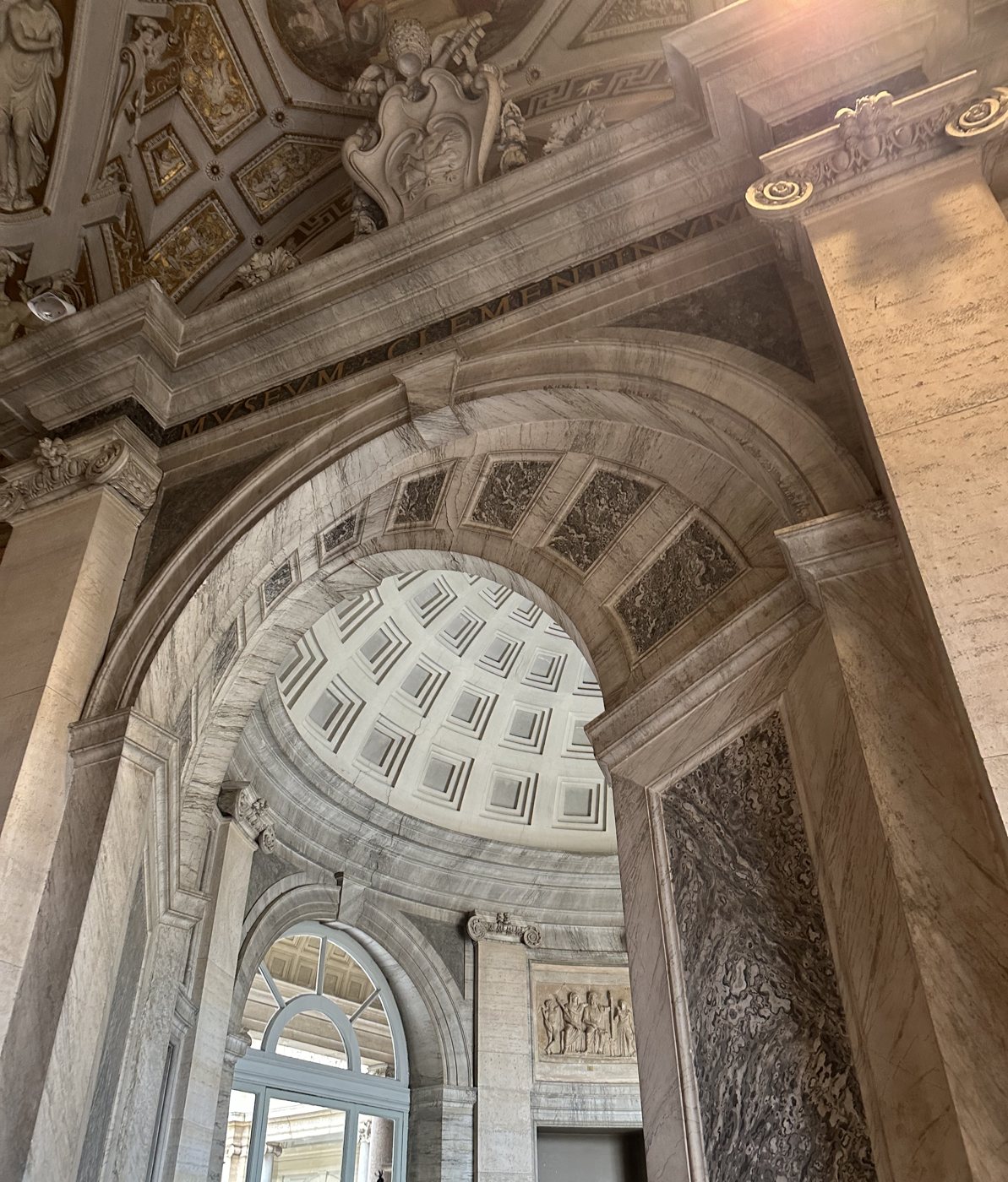 ヴァチカン美術館の館内表示 Museo Pio Clementino Cappella Sistina